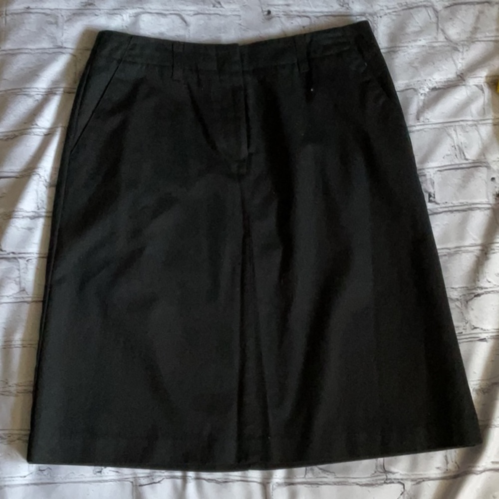 Tommy Hilfiger Size 8 Classic Black Skirt. Front Zipper.